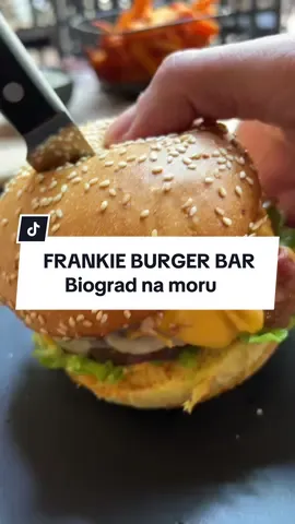 Frankie burger bar, Biograd na moru, Hrvatska Burger ili ćevapi?  Mislim da je jedini ispravan odgovor oba! 😁 U Biograd na moru sam svratio u povratku za Beograd iz Splita i nisam imao nikakva posebna očekivanja. Najeo sam se burgera u životu i bio sam u fazonu biće samo jedan u moru sličnih međutim iznenadili su me pozitivno veoma. Prvo zbog priče iza svega, u pitanju su jako mladi momci koji žive burger priču i apsolutno su posvećeni tome da naprave nešto. To se vidi odmah u razgovoru i to se prenosi i na klopu. Odlični burgeri, i dry aged i klasičan. Meni nije preobiman, ne idu u egzibicije sa ukusima, jednostavno dobro meso i provereno dobre kombinacije. Ćevapi su iznenađenje, u smislu otkuda oni u celoj priči sa burgerima ali razlog je jasan, turističko mesto traži i širu ponudu. I tu sad dolazi potez vredan hvale, mogli su otaljati ćevape kao sporedno jelo ali nisu, napravili su izuzetne, pa su se potrudili da i lepinja bude takva, natopljena koja prati izvrsno ćevape. Sve pohvale i preporuke.👌🏼👌🏼👌🏼