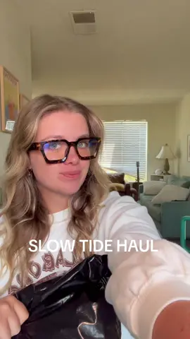 Slowtide unboxing ☀️ These are the most luxurious towels & are perfect for the beach and at home. I love working with sustainable brands that spark joy 🤎  Shop using code: TEACHINGINSTYLE20 #beachhaul #beachday #unboxing 