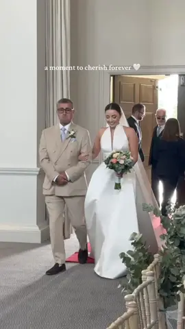 a very emotional father of the bride 🥹👰🏻‍♀️💍 #wedding #bride #fatherofthebride #aisle 