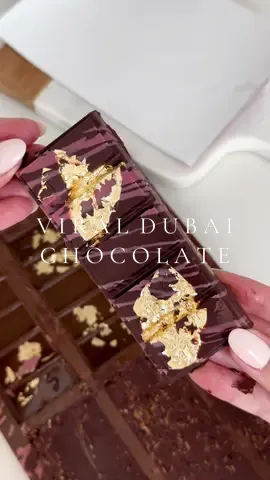 Dubai pistachio chocolate bars 🎀🥜🍫 it’s SO good 🤤 #dubaichocolate  #chocolaterecipe #chocolatebar #asmrsounds #satisfying #yum #viralfood #pinkaesthetic #EasyRecipe #pistachio #knafeh #foryou 