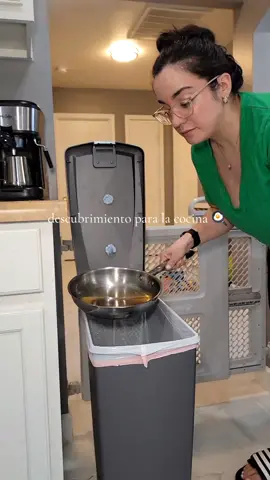 Bacon grease container | Recipiente para grasa de tocino 🥓 mi mejor descubrimiento este año sin dudas!! Ya lo conocías? #creatorsearchinsights #KitchenHacks #bacongreasecontainer #lifehacks #kitchengadgets #sigueme_para_mas_videos_asi 