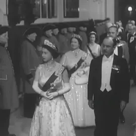 The Queen hosted a dinner for the Army in 1956  #queenelizabethii #queenelizabeth #queenmother #princessmargaret #countessofsnowdon #princehenry #princessalice #maryprincessroyal #countessofharewood #princessmarina 