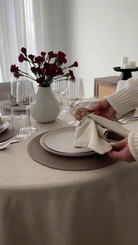Set the table with me ✨ #tablesetting #diningtable #diningroom #plates #howto #homedesign #hosting 