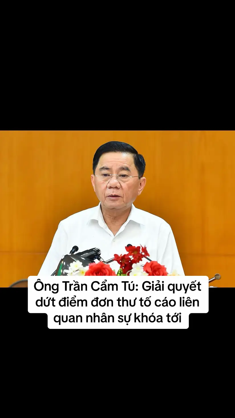Chủ nhiệm Ủy ban Kiểm tra Trung ương Trần Cẩm Tú yêu cầu ngành kiểm tra cần quan tâm, giải quyết dứt điểm đơn thư tố cáo, khiếu nại, nhất là đơn thư có liên quan đến nhân sự cấp ủy khóa tới. Ngày 10/7, Ủy ban Kiểm tra (UBKT) Trung ương tổ chức Hội nghị toàn quốc sơ kết công tác kiểm tra, giám sát 6 tháng đầu năm; triển khai nhiệm vụ 6 tháng cuối năm. Ủy viên Bộ Chính trị, Bí thư Trung ương Đảng, Chủ nhiệm UBKT Trung ương Trần Cẩm Tú phát biểu chỉ đạo hội nghị. Ông Trần Cẩm Tú cho biết, nhiều vụ việc tồn đọng, phức tạp được kiểm tra, xử lý dứt điểm như các vụ ở: Bộ Công Thương, Bộ Tài chính, Bộ LĐTB&XH, TPHCM, Liên minh Hợp tác xã Việt Nam; các vụ việc liên quan đến Công ty AIC… Những vụ việc mới phát sinh được phát hiện, kiểm tra, xử lý kịp thời, như các vụ việc liên quan đến Công ty Cổ phần Tập đoàn Phúc Sơn, Công ty Cổ phần Tập đoàn Thuận An, Tập đoàn Vạn Thịnh Phát,.... UBKT các cấp đã kiểm tra 804 tổ chức đảng và 2.850 đảng viên, thi hành kỷ luật 143 tổ chức và 3.147 đảng viên. UBKT Trung ương đã kiểm tra 7 tổ chức đảng, thi hành kỷ luật và đề nghị thi hành kỷ luật theo thẩm quyền 89 tổ chức và 135 đảng viên; trong đó có 39 cán bộ thuộc diện Bộ Chính trị, Ban Bí thư quản lý; qua kiểm tra, kết luận đã kiến nghị cho thôi giữ chức vụ đối với 5 cán bộ cấp cao của Đảng, Nhà nước. Từ đầu nhiệm kỳ Đại hội 13 đến nay, Ban Chấp hành Trung ương, Bộ Chính trị, Ban Bí thư đã kỷ luật 44 tổ chức đảng và 164 đảng viên, trong đó có 13 Ủy viên Trung ương, 17 nguyên Ủy viên Trung ương và 19 sỹ quan cấp tướng trong lực lượng vũ trang; cho thôi giữ chức vụ 19 người. Số lượng này tăng cao so với nhiệm kỳ Đại hội 12. Ông Trần Cẩm Tú cho biết, nhìn lại kết quả kiểm tra, xử lý kỷ luật từ đầu nhiệm kỳ đến nay, nhất là 6 tháng đầu năm 2024, thấy rõ quyết tâm chính trị của Đảng trong công cuộc đấu tranh phòng, chống tham nhũng, tiêu cực với tinh thần “không có vùng cấm, không có ngoại lệ, bất kể người đó là ai”. Qua kiểm tra đã xử lý nhiều tổ chức đảng, đảng viên vi phạm trong đó có một số lãnh đạo cấp cao của Đảng, Nhà nước. Theo ông, kết quả đó đã có tác dụng cảnh tỉnh, cảnh báo, răn đe, phòng ngừa, ngăn chặn rất hiệu quả, không có việc tranh giành, đấu đá nội bộ như thế lực thù địch, phản động xuyên tạc, bôi nhọ.  UBKT Trung ương đã hoàn thành toàn bộ 8 cuộc kiểm tra theo chỉ đạo của Ban Chỉ đạo Trung ương về phòng chống tham nhũng, tiêu cực đối với các tổ chức đảng liên quan đến vi phạm của Tập đoàn FLC, Công ty Cổ phần Tiến bộ Quốc tế AIC, Tập đoàn Vạn Thịnh Phát. Qua kiểm tra đã thi hành kỷ luật theo thẩm quyền 74 tổ chức đảng và 92 đảng viên, đề nghị Ban Chấp hành Trung ương, Bộ Chính trị, Ban Bí thư thi hành kỷ luật 15 tổ chức đảng và 34 đảng viên. Đồng thời chỉ đạo các cấp ủy, tổ chức đảng, UBKT cấp ủy trực thuộc Trung ương cơ bản hoàn thành việc kiểm tra ở 65 tổ chức đảng trong việc lãnh đạo, chỉ đạo và tổ chức thực hiện dự án, gói thầu do Công ty AIC và các doanh nghiệp thuộc “hệ sinh thái” AIC thực hiện. Qua kiểm tra đã xử lý 80 tổ chức đảng và 190 đảng viên. Chủ nhiệm UBKT Trung ương Trần Cẩm Tú đề nghị toàn ngành tập trung hoàn thiện, tham mưu ban hành các quy định về bảo vệ người đấu tranh chống tham nhũng, tiêu cực; về cơ chế kiểm soát tài sản, thu nhập của cán bộ thuộc diện Bộ Chính trị, Ban Bí thư quản lý; về giải mật thông tin công tác kiểm tra, giám sát, kỷ luật của Đảng… Tiếp tục kiểm tra, giám sát cán bộ, đảng viên có biểu hiện suy thoái về tư tưởng chính trị, đạo đức, lối sống, “tự diễn biến”, “tự chuyển hóa”, vi phạm quy định của Đảng, pháp luật của Nhà nước. Ông Trần Cẩm Tú lưu ý, khi phát hiện có dấu hiệu vi phạm phải kịp thời kiểm tra, kết luận và xử lý nghiêm minh; tập trung kiểm tra, giám sát việc nghiên cứu, quán triệt và tổ chức thực hiện Chỉ thị số 35 của Bộ Chính trị về đại hội đảng bộ các cấp tiến tới Đại hội đại biểu toàn quốc lần thứ 14 của Đảng. Ông cũng yêu cầu cần quan tâm, giải quyết dứt điểm đơn thư tố cáo, khiếu nại, nhất là đơn thư có liên quan đến nhân sự cấp ủy khóa tới. #trancamtu #uybankiemtratrunguong #xuhuong 