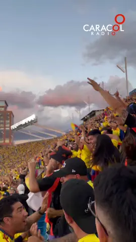 Así se celebró el gol del centrocampista Jefferson Lerma de la Selección Colombia, en el estadio Bank of America de la ciudad de Charlotte, Estados Unidos. Lerma remató de cabeza un tiro de esquina de James Rodríguez que entró ajustado al palo de Sergio Rochet en el minuto 39. El primer tiempo del partido contra Uruguay terminó con un jugador menos para Colombia tras la expulsión de Daniel Múñoz. #CopaAmerica ##seleccióncolombia #futbol 