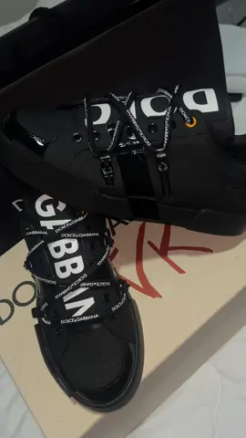 Unboxing my mans new shoes ♠️✨ #dolcegabbana #SummerFashion #unboxing #shoes #sneakers #mensfashion #boyfriend #giftforhim @Dolce & Gabbana 