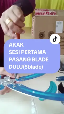 Akak kita boleh pasang sendiri kipas industri ni..banyak part yg mudah je..saya tunjuk step by step. kali step pertama pasang blade dulu hingga kuat,kemas ya #fan5blade #kipas #industri #3in1 #angin #kuat #cuacapanas🔥🔥 #READYSTOK #pemasangan #carapasang 