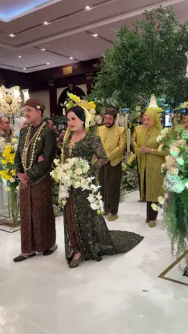 Attire @guginugraha . . . #kebayapengantin #kebayamodern #inspirasipengantinindonesia #bride #keweskebaya #guginugraha #adatjawa #jawasolo #kebayasisterofbride #fyppppppppppppppppppppppp #fypシ゚viral 