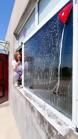 Magnatic window cleaner to clean outside of window without going out. Suitable for high rise building and houses with lots of window. Easy to use and set up. #tiktokshopmalaysia #windowcleaning #cucitingkap #rumahidaman 
