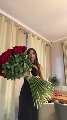 Just because flowers❤️ #berlin #roses #redroses 