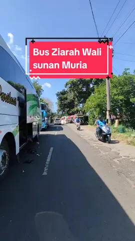 deretan parkir bus wisata ziarah sunan muria