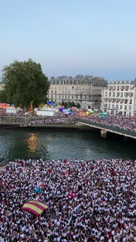 Il y a des rendez vous à ne pas manquer 🔥🫣🤣! #tradition #fêtes #sudouest #bayonne #baiona #paysbasque #copain  #fete #2024 #feria #ferias #feria2024 #baiona2024 #food #roti #food 