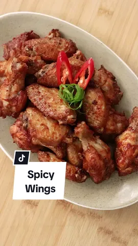 Resep Spicy Chicken Wings (untuk 5 porsi) Bahan marinasi: 750 gr sayap ayam ½ buah jeruk nipis 4 siung bawang putih halus 2 sdm maizena ½ sdm kecap manis 1 sdm saus tiram 1 sdm saus BBQ 1 sdm saus sambal 1 sdm gochugaru/paprika bubuk 2 sdm gula palem 1 sdm kaldu ayam bubuk ½ sdt merica Cara membuat: 1. Marinasi sayap ayam dengan perasan jeruk nipis, bawang putih halus, merica, kaldu ayam bubuk, gula palem, saus tiram, kecap manis, saus sambal, saus BBQ, gochugaru dan maizena, aduk rata 2. Diamkan ayam di dalam kulkas semalaman 3. Susun di dalam kukusan dan kukus selama 15-20 menit di api sedang kecil. Biarkan hingga dingin 4. Panaskan minyak, goreng sayap beberapa saat, tiriskan 5. Spicy chicken wings siap disajikan