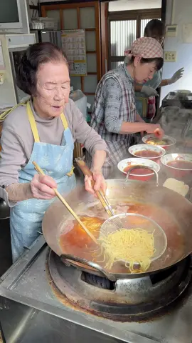 101歳のふくばあちゃんが作る絶品ラーメン🍜101-year-old chef 【銀華亭】 ◎ラーメン 550円 世界最高齢のラーメン職人ふくばあちゃんが作る醤油ラーメン！ ひとつかみした麺を計量器に載せると、ぴったりと決まった分量になるのも熟練の技！ 麺の茹で方からスープの味付けまで100年の人生が詰まりまくった１杯は、昭和ノスタルジー感じる優しい美味しさで最高🤤 #東京グルメ #東京ランチ #群馬グルメ #japanesefood #tiktokfood