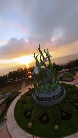 Taman Suroboyo  Taman Suroboyo yang berlokasi di Jalan Pantai Kenjeran, Kedung Cowek menjadi favorit warga di Surabaya untuk menikmati akhir pekan. Cukup banyak keluarga yang menikmati suasana di taman yang dilengkapi patung Suro dan Boyo terbesar itu.Ada playground atau area bermain anak yang kondisinya cukup terawat dilengkapi dengan bak pasir, kemudian ada pula area lapang di sekitar patung Suroboyo yang bisa digunakan untuk tempat berolahraga. #TTPetualangPro #tamansuroboyo #surabayahitz 