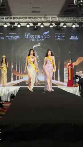 Thí sinh Trần Thị Thanh Thanh (182) - Phạm Hoàng Kim Dung (113) chính thức nhận sash  #MissGrandVietnam #SenVang  #DothiKinhteDulichBienvaGiaitri #NovaWorldPhanThiet #Elasten #Collagenso1taiDuc #BFP #Aratawellness