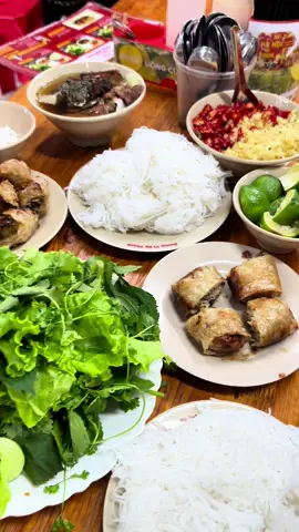 ကမ္ဘာအနှံ့က ဆုတွေအများကြီးထားတဲ့ ဗီယက်နမ်ဆိုင်လေး ငြုပ်သီးစပ်စပ် အဆာပလာလာအထပ်လိုက်နှင့် ရှူးရှူးရှဲရှဲ စားလို့ကောင်းချက်ပဲ #food #Vlog #foodvlog #foodvlogger #foodtiktok #foodies #foodblogger #myanmarfoodvlogger #fyp #foryou #foryoupage #tiktok #vietnam #traveltiktok #travel #hanoi #vietnamfood #foodtravel #vietnamese #CapCut 