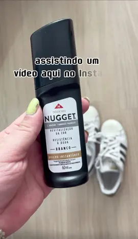 O algoritmo que lute, mas nao fiz um vídeo específico pro tiktok 😂 então se você, assim como eu, evitam limpar tênis branco: descobri o Nugget Líquido Super Branco (60ml) no vídeo do @galileu e fiquei pasma! 😲 É perfeito para dar aquele trato diário e brilho nos tênis de couro branco. Seca em até 30 min e é super fácil de usar. Paguei só 30 reais por duas unidades na Amazon! Quer o link? Manda um Oi! #PreguiçososUnidos #TênisBrancoSempreNovo #DicaDeAmiga #tenisbranco #limpartenisbranco #nuggetbranco 