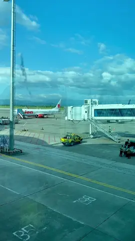 ✈️ #dibandara #bandaramakassar #sultanhasanuddinairport #garudaindonesia #pesawatterbang #pesawatgarudaindonesia #fyp #fypage #foryoupage #xybca #fypシ #bandaramakassar #flight 
