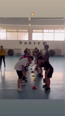 Catch the cones - fun game child’s activity  « Gross motor skills « Coordination  « Motivation « Reaction time  . . . . #sport #activitiesforkids #kids #motivation #clubkids #sportlover #tunisia🇹🇳 #تونس #coaching #fy #exercise #skills 
