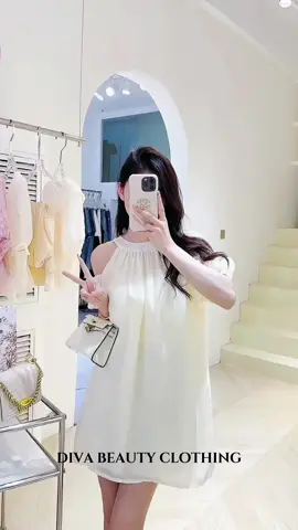 แนะนำชุดสวยวันนี้ ✨ขอแนะนำชุดกระโปรงสีขาวสไตล์นางฟ้า✨ เบาและโปร่งสบาย ราวกับอยู่ในเทพนิยาย🌸 ดีไซน์เรียบหรู เหมาะกับทุกโอกาส💖 มาเยี่ยมชมที่ Diva Beauty นะคะ! #OOTD #FashionInspo #DressUp #FairyStyle #DivaBeauty #fyp 
