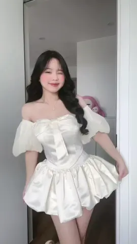 Mặc chiếc váy xinh đợi anh qua đón 🐰