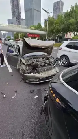 Voyah free оцените ущерб той тачки которая впечаталась в него!  #автозапчасти #автозапчастикитай #китай #китайскаямашина #voyah