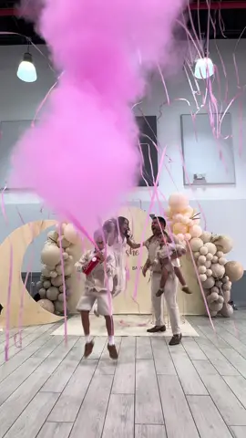 True happiness celebration from this family with a baby girl after two handsome boys.💕✨🎉 #genderreveal #genderrevealideas #genderrevealmiami #genderrevealparty #revelaciondegenero #revelaciondesexo #heorshe #ohbaby #genderrevealworld #genderrevealcake 