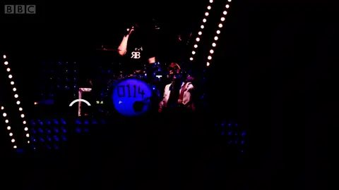 This intro is amazing #arcticmonkeys #arcticmonkeyssong #alexturner #ibetyoulookgoodonthedancefloor #glastonburyfestival 