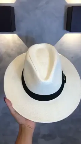 Elegância e frescor com o Chapéu Panamá. ✨ Perfeito para qualquer ocasião, eleva seu visual com um toque de sofisticação. 🎩 Adquira já o seu em 𝗰𝗵𝗮𝗽𝗲𝗹𝗮𝗿𝗶𝗮𝘃𝗶𝗻𝘁𝗮𝗴𝗲.𝗰𝗼𝗺.𝗯𝗿! #ChapéuPanamá #EstiloElegante #ChapelariaVintage #ModaMasculina #AcessóriosEstilosos