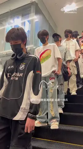 đang ngầu mà cái thang làm hết dzía😳 #tfgiatộc #tffamily #tffamily🇨🇳💫 #tffamily3rdgen 