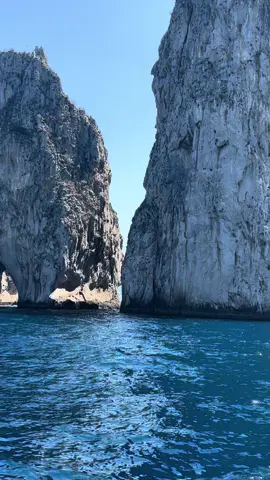Qui dove il mare luccica #larafabian #caruso #larafabianofficial #luciodalla #italy #italy🇮🇹 #music #musicaromantica #foryou #pourtoi #mare #capri #amore  #flypシ゚viral #poesia #relax 