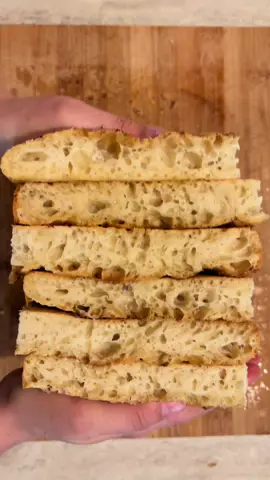 FOCCACIA AVEC PLEIN DE PETITS TROUS 🇮🇹🥖😍 Moelleuse à l’intérieur, croustillante à l’extérieur, et remplie de petits trous pour absorber la sauce de ton sandwich 🤤🤤 Pour obtenir un beau résultat, voici quelques astuces essentielles : 1️⃣ Utilise de la farine T00 italienne  2️⃣ Choisis une bonne huile d’olive  3️⃣ Respecte les deux séries de rabats et laisse la pâte reposer au réfrigérateur toute la nuit Si tu suis ces conseils et la recette ci-dessous, tu devrais y arriver sans problème 😉😉 Ingrédients : * 500 g de farine * 8 g de levure boulangère * 400 g d’eau tiède * 80 g d’huile d’olive * 7 g de miel * 3 g de sel * Sumac et fleurs de sel Instructions : 1. Mélange la farine et la levure. Ajoute le miel et l’eau, puis mélange avec une spatule en bois 2. Ajoute l’huile d’olive et le sel, puis mélange. Ne t’inquiète pas si le mélange semble très liquide 3. Couvre et laisse reposer pendant 20 minutes 4. Effectue deux séries de rabats à 30 minutes d’intervalle 5. Couvre le saladier de film alimentaire et laisse reposer au frais toute la nuit 6. Le lendemain, sors la pâte et verse-la dans un plat huilé 7. Couvre et laisse reposer à température ambiante pendant 2 heures 8. Ajoute un filet d’huile d’olive et fais des petits trous avec les doigts pour faire apparaître des bulles d’air 9. Enfourne à 200°C pendant 25 minutes 10. Laisse refoiridir légèrement sur une grille et régales toi quelques minutes plus tard ! 😋😋 En sandwich ou nature c’est juste une TUERIE 🔥🔥 #foccacia #homemade #italy #italianbread #oliveoil #recettefacile #faitmaison  