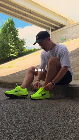 After seeing so many people pick up the Nike Pegasus 41's, I was getting FOMO so I had to snag a pair for myself 😅 What do you think of these? 🤔 If you want to try them out there's an affiliate link in my profile 👌 (sadly this color-way is sold out, but I linked to some others I think you guys would like!) • #sneakers #nike #nike365 
