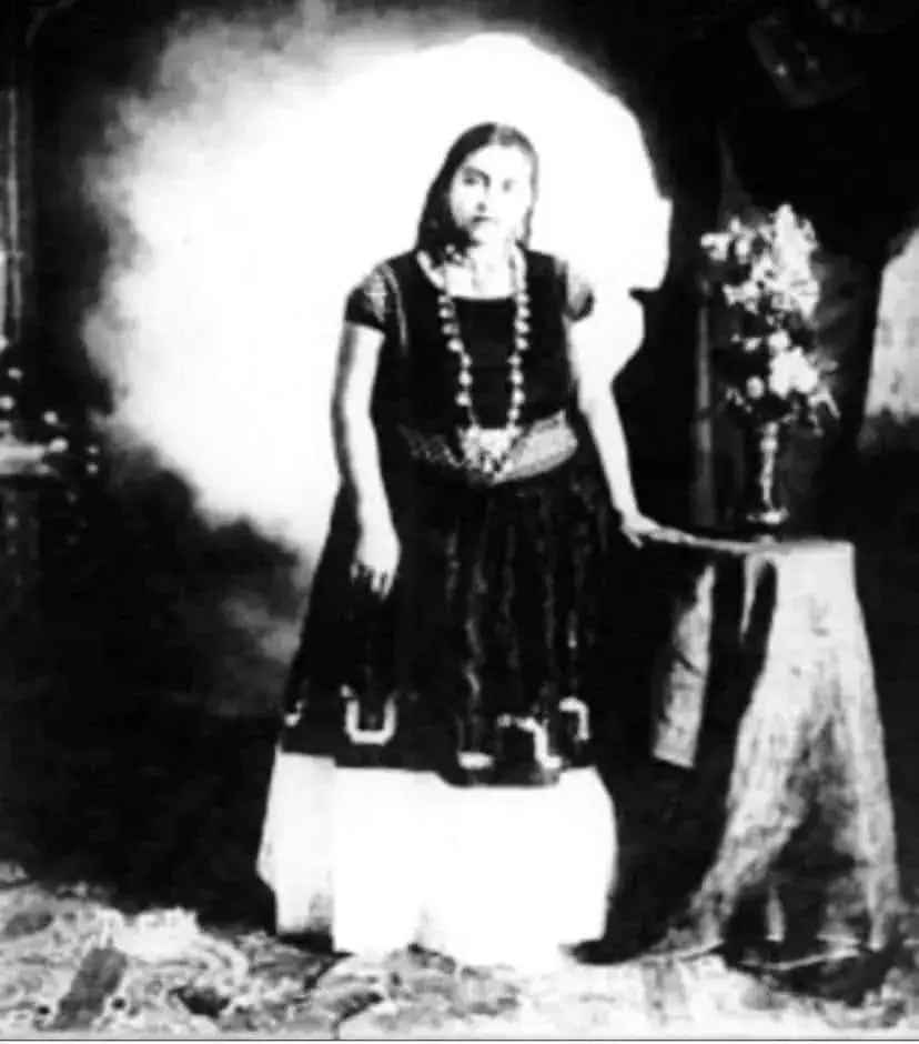 La canción de la Llorona, es de origen Zapoteco y está basada en una bella Historia de Amor. Historia de la Llorona zapoteca. La Llorona es una canción zapoteca escrita y nacida en la comunidad zapoteca del istmo de Tehuantepec, Oaxaca.  Cuenta la historia que un joven de Tehuantepec fue a una fiesta en la comunidad vecina llamada Juchitan y ahí conoció a una chica tan hermosa que salía de la iglesia vistiendo el famoso traje regional istmeño llamado Huipil.  Por un tiempo se esforzó para conquistar a la joven Y después consiguió la aprobación de los padres y casarse con ella. Pero los vientos de la revolución soplaron en Oaxaca (1911/1912) y antes de irse a la guerra, le dijo algo como esto: “Recuerdo el día que fuimos al río y las flores del campo parecían llorar Contigo las nubes de mi cielo no son nada, incluso el solo compite con tu sonrisa. La guerra me está llamando por que La Paz de nuestro país ha sido robada  Volveré a ti y por nuestra futura familia nunca dejaré de amarte  En esta vida y en la muerte”. Finalmente el día de partir llegó y cuando él se despedía de ella, el llanto corrió por sus ojos y los suspiros de dolor invadían el rostro de su amada. Mientras hablaba con ella le tomaba ambas manos al mismo tiempo que la limpiaba con las suyas, las lágrimas que caían por las mejillas de su esposa y entonces la llamo “llorona” por ella no paraba de llorar sabiendo que quizás, no volvería a su esposo. Besos y promesas volaron por el aire y el juro que volvería por ella de la vida y la muerte con impunidad total. Ella también esperarlo sin importar lo que sucediera.  Muchas persona de la época conocían a la pareja y se consternaron por ellos. El joven se fue a la guerra pero nunca regresó. Tiempo después un amigo mutuo de ellos regresó al pueblo y le dijo: tu esposo fue alcanzado por las balas y las heridas eran tan terribles que fue imposible salvarlo. Pero mientras agonizaba me pidió que te dijera que siempre te amara y que por favor lo perdones. Aquí una carta que me dio para ti. Extractos de esa carta decían algo como esto: Salías del templo un día llorona cuando al pasar yo te vi Hermoso huipil llevabas llorona que la Virgen te creí En el cielo nace el sol mi llorona y en el mar nace la luna y en mi corazón nace llorona  Quererte como ninguna  Aunque me cueste la vida llorona  No dejare de quererte  Ay de mi llorona  Llorona tú eres mi nunca  Me pedirán dejar de quererte llorona  Pero de quererte nunca  No creas que te canto llorona Tengo el corazón alegre  También de dolor se canta llorona Cuando llorar no se puede  No llores prenda querida  Te esperare en el horizonte cada madrugada.  Está por más decir, ella lloraba todo el tiempo por esa carta y nunca volvió a casarse por que esperaba reunirse con su amado en el paraíso y cumplir con su promesa.  El bebé de ellos nació una semana después de la noticia y cada 30 de octubre cenaban juntos. Una esposa y un hijo en la tierra de los vivos y un esposo del reino de los muertos, hasta que la gran águila los junto nuevamente. El tiempo pasó y la historia fue escrita como una canción flolklorica local y ha sobrevivido todo este tiempo.  Quien diga que esta canción trata acerca de la llorona azteca engañada que ahogó a sus hijos en el rio está mintiendo. La llorona zapoteca es una triste historia de amor.