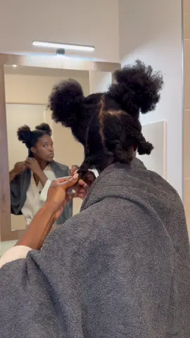 La poudre de Chebe est composée essentiellement  de proteines , de vitamines, d’acides gras et de zincs ! @Maison La Tchadienne est la numero 1 dans son domaine. La fabrication de la poudre et de l’huile est faite de façon traditionnelle au Tchad par une coopérative de femmes agricultrices 🫶🏾 🇹🇩 Jai hate de vous montrer mon évolution mois après mois !  Qui a deja testé le Chébé ici ?  #chebe #cheveuxcrepus #cheveuxlong #soincheveux #pourtoi #fyp 