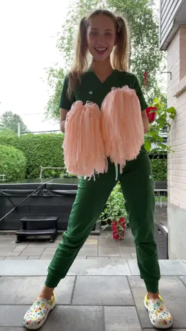 ✨💚 VERT EDEN EST MAITENANT DISPONIBLE @Garde-Malade 💚✨ Je manque un peu de coordination mais 10/10 pour l’effort😂 Utilise le code promo -10% off : EMMAAUGER (lien disponible dans ma bio✨)#dcc #nurse #nursesoftiktok #gardemalade #scrubs #infirmiere #lienaffilié  