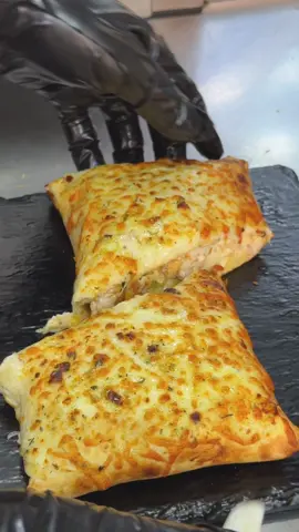 Un tacos au poulet bien gratiné chez cascade food. #cascadefood #alger #lesbannanier #fyp #foryoupage 