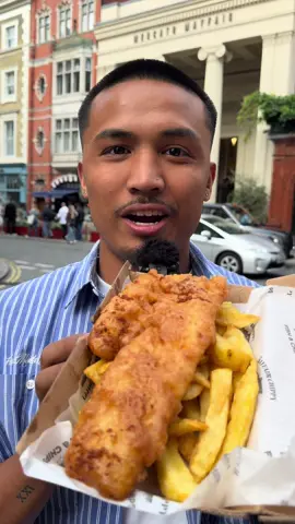 Best FISH AND CHIPS in London?🤔 #fyp #foodreview #Foodie #fypツ #foodtiktok #fish #mukbang #foodasmr #londonfood #eatwithme 