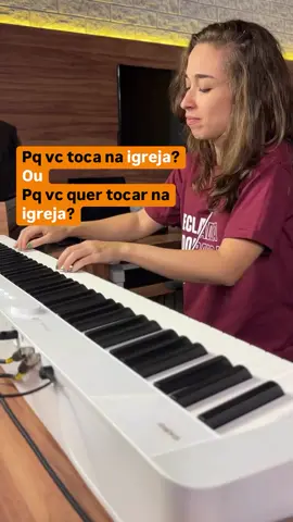 Pq vc toca na igreja? 🤔 Uma vez me perguntaram isso... Só que não foi apenas uma pergunta, foi algo tipo assim : - Igreja é só problema, só dor de cabeça, você vai lá pra tocar de graça? Pq vc faz isso ainda? Mais de 20 anos na mesma igreja? etc …. (e foram mais palavras desse nível aí 😔) Eu sem pensar muito respondi : Eu amo adorar a Deus através deste instrumento, eu amo poder servir na minha igreja, eu amo agradecer a Deus tocando, e sim minha igreja tem problemas, pq nenhuma igreja é perfeita, porém eu estou lá pelo PROPÓSITO DE SERVIR!!! Só que a diferença é forma de fazer isso : - De qualquer jeito ou com excelência? - Tocar com Medo ou Sem Medo ? - Sair frustrada por não ter conseguido fazer o que queria ou sair com o coração alegre por ter conseguido? Eu poderia fazer uma lista enorme aqui, mas em vez disso, eu decidi fazer algo!!! Decidi agir em vez de ficar na minha zona de conforto. Decidi junto com o professor Kleber aqui na Masterclass TAP, (Tecladista Adorador na Prática) ajudar tecladistas travados, transformar eles, pra que consigam cumprir esse chamado de servir na igreja SEM MEDO, SEM NERVOSISMO, SEM INSEGURANÇA!! Por isso que criamos um MINI CURSO GRATUITO pra quem está cansado de tentar sozinho e quer parar de se FRUSTRAR!! CLICA NO LINK DA BIO