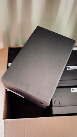 ✨ L A N Ç A M E N T O ✨ Tênis Slip On Knit Preto Descubra o mais novo integrante da nossa coleção! Com design moderno e minimalista, o Tênis Slip On Knit Preto oferece conforto absoluto graças à sua estrutura sem cadarço e material de malha respirável. Leve e durável, com solado branco que adiciona um toque de contraste, este tênis é perfeito para qualquer ocasião. Garanta o seu e transforme suas caminhadas em uma experiência estilosa e confortável.  #tênis #tenis #slipon #lancamento #qualidade #confortoeestilo #confoto #colecaooutonoinverno #colecaonova #newcollection #newpostviral #CapCut  