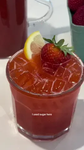 a strawberry lemonade 🍓🍋 that’s also low sugar and low maintenance ✨ say less! we all know I’m not exactly a health queen, but sugary drinks have never mixed well with me (with or with out alc) so I love finding creative ways to lower the glycemic index when I can without sacrificing flavor 😌