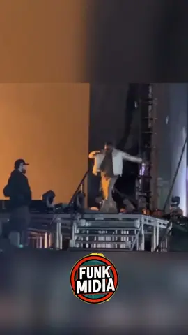 Travis Scott se descontrola no palco e chuta os equipamentos de iluminação em show, antes de cantar sua música, FE!N #travisscott 