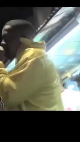 Momen setelah Nas menduduki tahta King Of New York yang kosong sejak Biggie meninggal dan setelah menang melawan Hov. Banyak Rapper NY yang langsung mau rebut tahta tersebut. Salah satunya Jim Jones. btw, sampe sekarang sih masih King Of NY wkwk #nas #fyp 