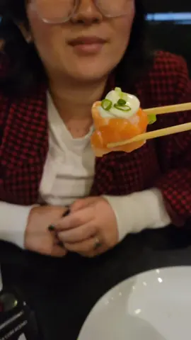 Vivendo um amor de dorama ❤️💜 #dorama #romance #sushi #romance #meme #humor #comidajaponesa 