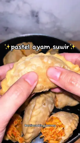 Pastel isian ayam suwir pedas, kulit nya crispy bgt  #pastel #reseppastel #cemilanenaksimpel #cemilansimpel #cemilanenak #resepcemilan #masakannusantara #masakanrumahan #masakanindonesia 