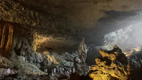 Hang sửng sốt 📸 Địa điểm không thể bỏ lỡ khi đến Hạ Long .Thiên nhiên tạo hóa ban tặng thật kỳ diệu 🏞️⛰️ #hạlongquảngninh #hạlong2024🏝🎡 #hángửngsốt #vinhhalong 