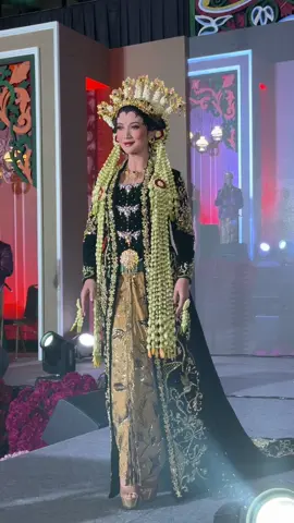 ✨ Behind the Scenes: Madura Lilin Bride ✨ . Ikutin serunya proses rias Madura Lilin dan hectic-nya persiapan di balik panggung saat Demo makeup di Pameran Gebyar Pernikahan Indonesia! Dari makeup detail sampai keramaian tim yang sibuk, semua demi hasil yang sempurna. ✨ . Makeup by @Fitri Liza  Kebaya by @lizaboutique . #HouseOfLiza #DreamWeddingByLiza #MaduraLilin #BridalLook #MUAJakarta #WeddingPreparation #BehindTheScenes #RiasApaAjaBisa