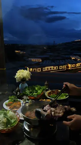 Đà Lạt dạo này sáng nắng chiều mưa se lạnh, làm nồi lẩu là hết bài luôn #tiemnuongtramdungchill #tramdungchill #dalat #xomleo #xomleodalat #tiemnuongdalat #dalatstory #dalatangi #dalattrip #buoitoidalat 