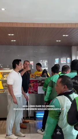 KAMI MEMUTUSKAN MENGUNDANG SEMUA YANG MAU UNTUK MAKAN DI KAFE 🤗 ADA LEBIH DARI 50 ORANG, DAN KAMI MEMBERI MAKAN SEMUANYA